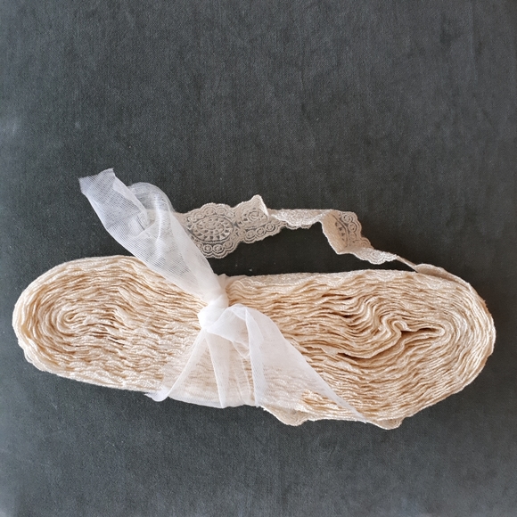 Lace trim for wedding dresses (4) - Picture 4 of 4